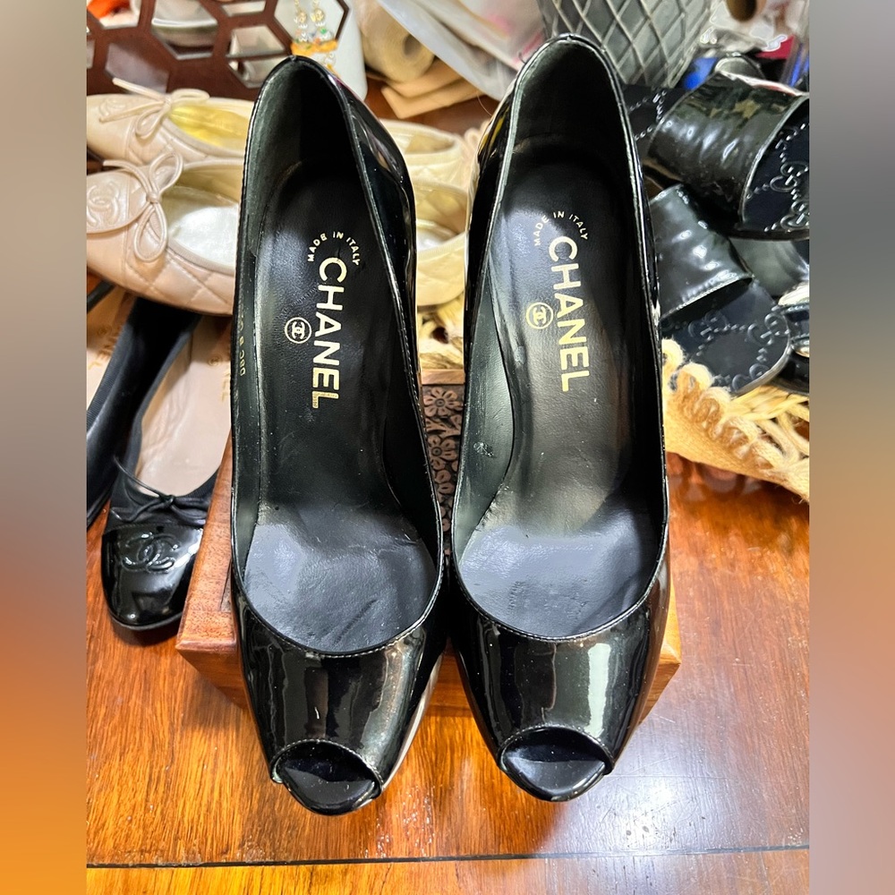 Chanel Emblem Peeptoe pumps/heels in patent leather and gold